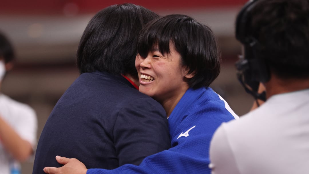 日本女子柔道运动员技高一筹，成为冠军