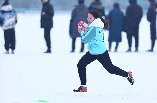 美国女选手勇夺雪地项目冠军